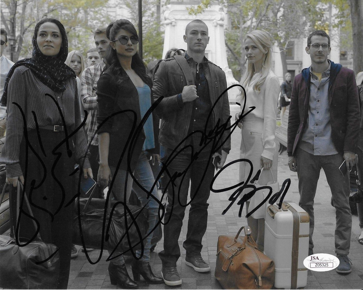 Pièce Quantico 8X10 autographiée avec JSA signée par Priyanka Chopra Johanna Braddy Jake