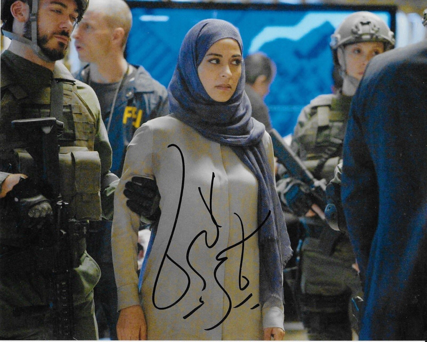 Photo Quantico 8x10 autographiée par Yasmine Al Massri