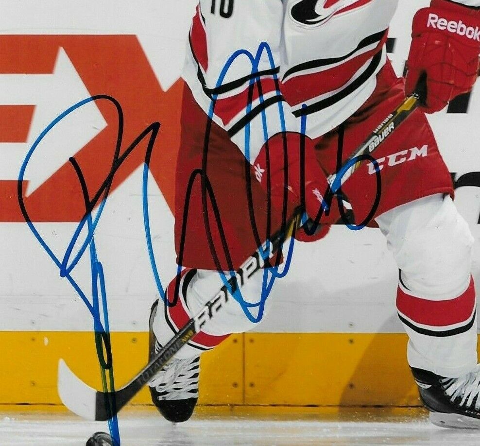 Photo autographiée de 8 x 10 cm d'Elias Lindholm des Hurricanes de la Caroline