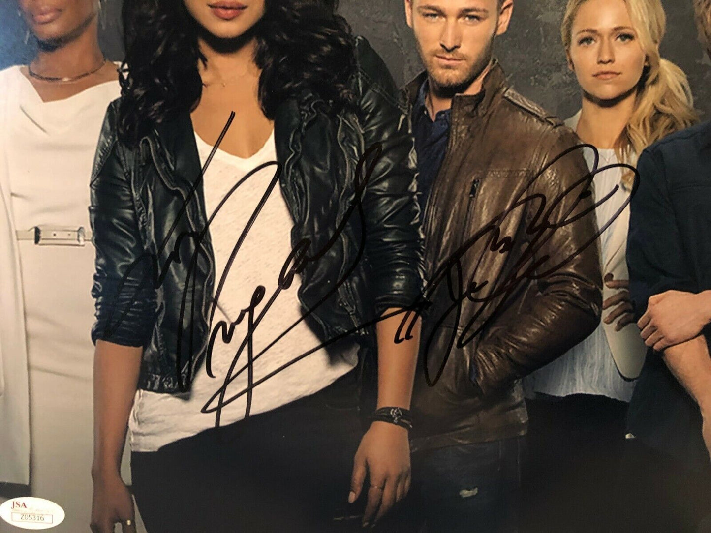 Autographed Quantico signed Cast 11x14 JSA Priyanka Chopra Johanna Braddy