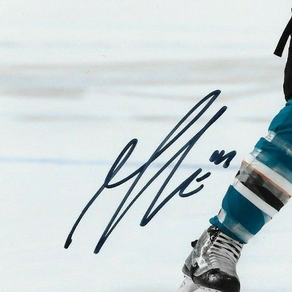 Photo 8x10 autographiée par Marc Edouard Vlasic des Sharks de San Jose