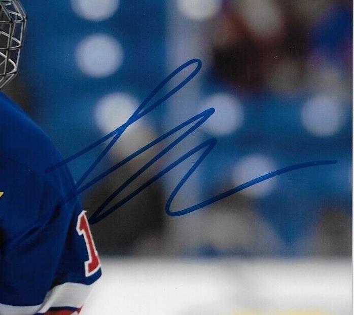 Logan Cooley Hockey USA Autographié 8x10 Photo 1 Original
