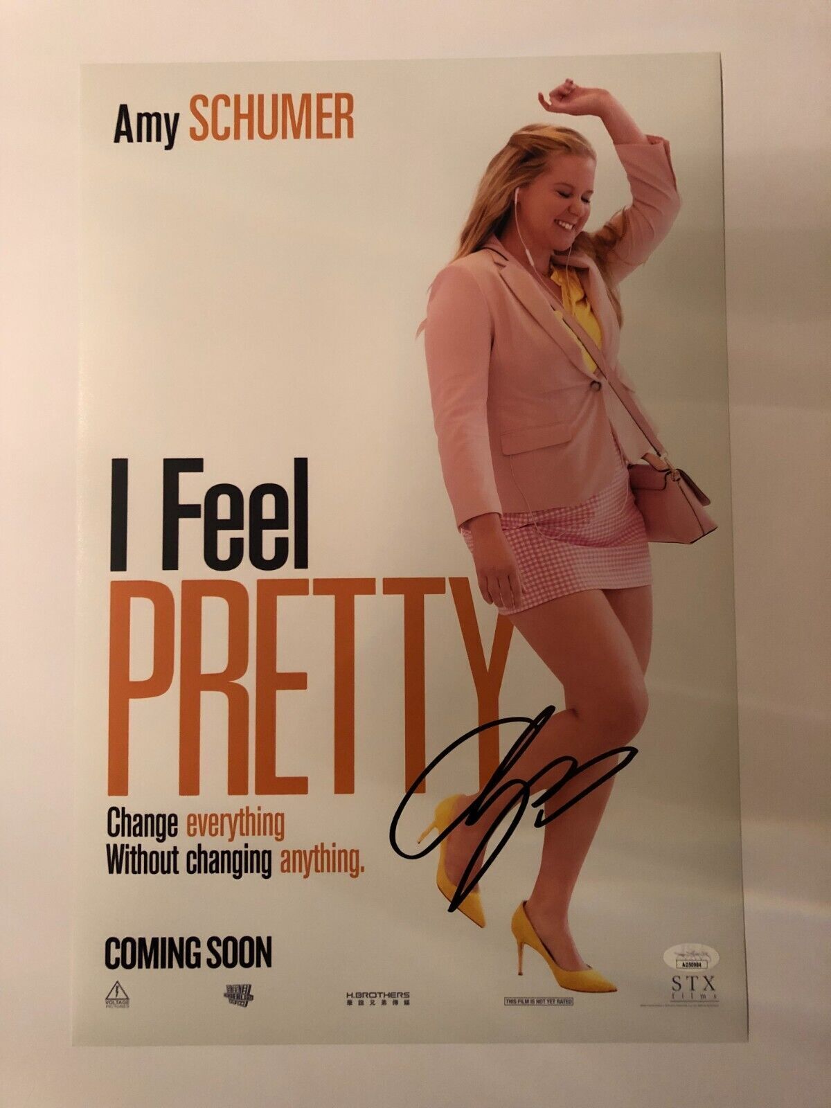 Autographed I Feel Pretty 12x18 photo signed by Amy Schumer JSA cert