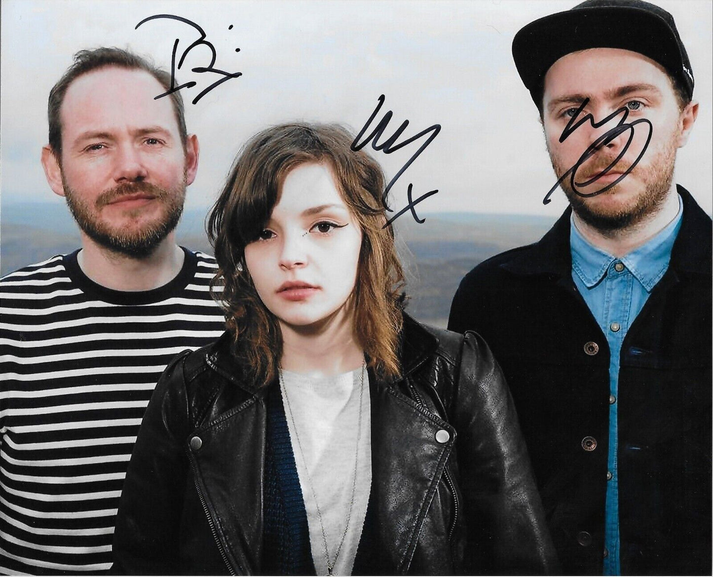 Photo originale autographiée du groupe de synth pop Chvrches, entièrement signée, format 8x10
