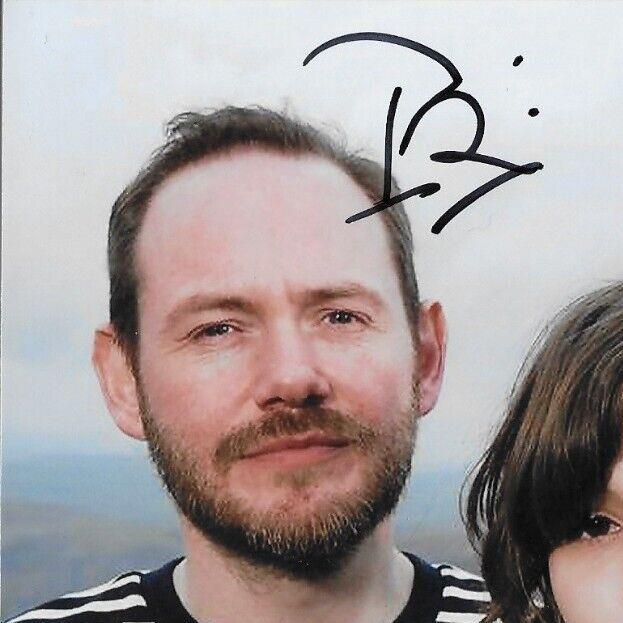 Photo originale autographiée du groupe de synth pop Chvrches, entièrement signée, format 8x10