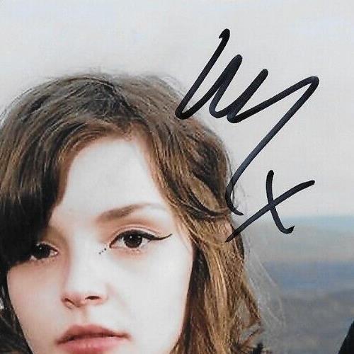 Photo originale autographiée du groupe de synth pop Chvrches, entièrement signée, format 8x10