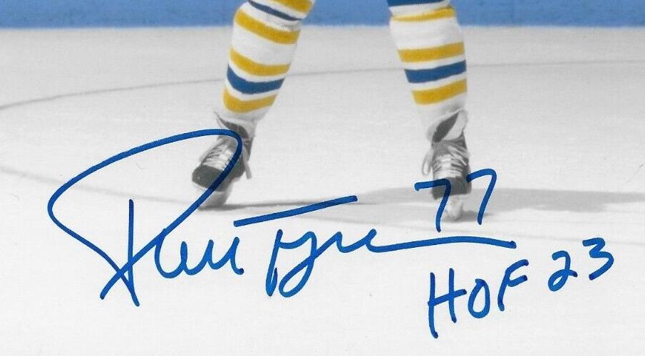 Photo 8x10 signée Pierre Turgeon Buffalo Sabres #16 avec inscription HOF 23 et JSA