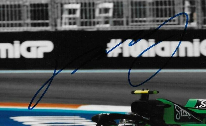 Photo originale signée Zhou Guanyu Formule 1 Kick Sauber Ferrari Racing 8x10 #7