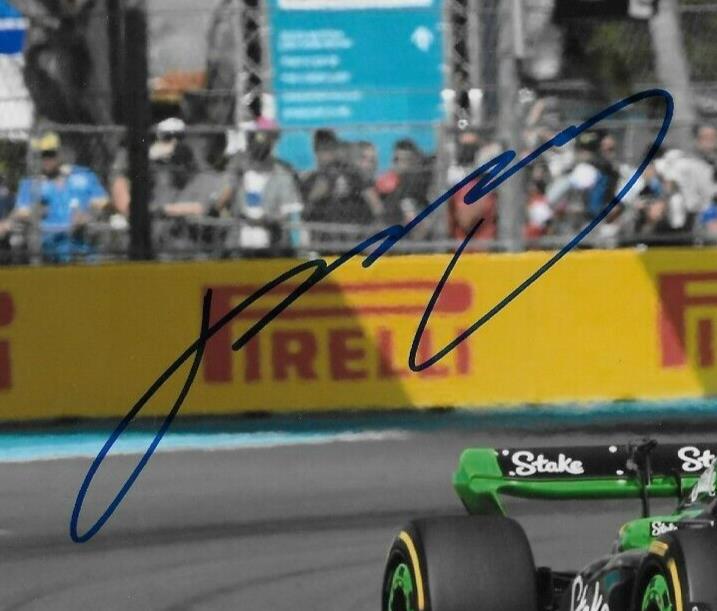 Photo originale signée Zhou Guanyu Formule 1 Kick Sauber Ferrari Racing 8x10 #9