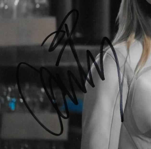 Photo originale 8x10 signée Caity Lotz Sara Lance n°1 avec authentification JSA