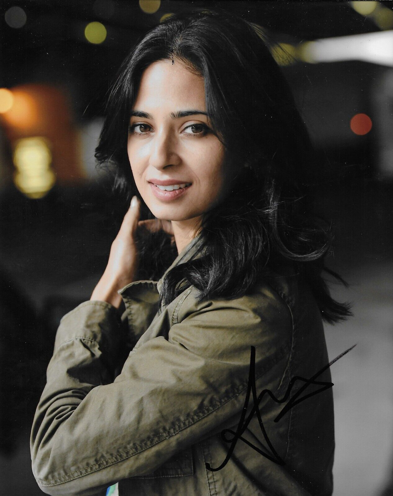Photo dédicacée 8x10 de The Big Bang Theory signée Aarti Mann #1