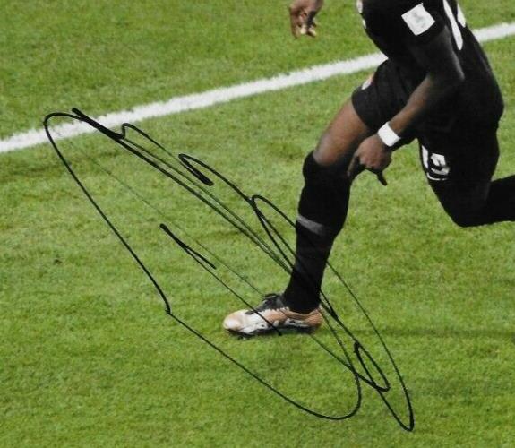 Signed Alphonso Davies FC Bayern Munich Soccer 8x10 Photo #4 JSA Authentication