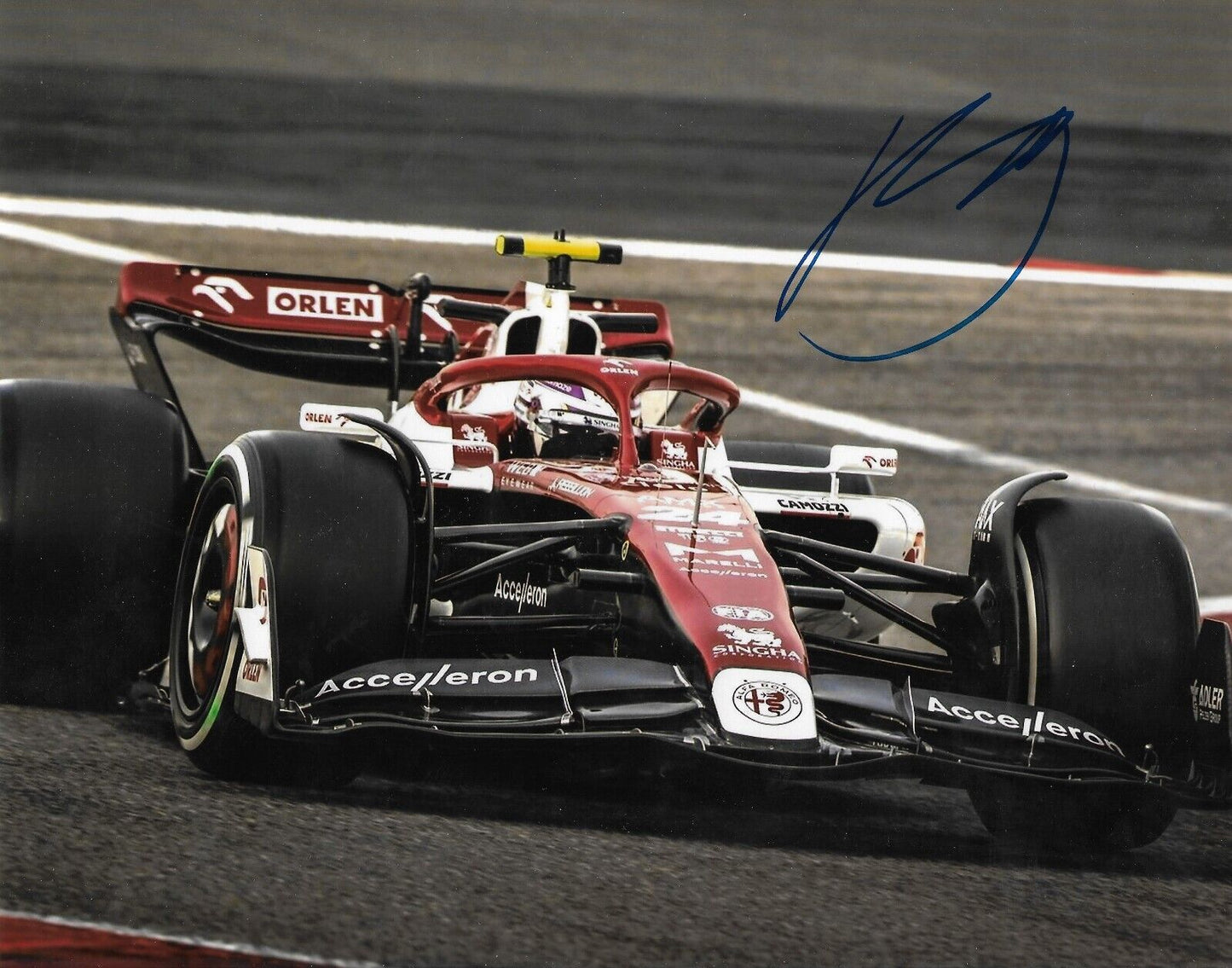 Photo autographiée 8x10 de Zhou Guanyu Formule 1 Alpha Romeo n°2 originale