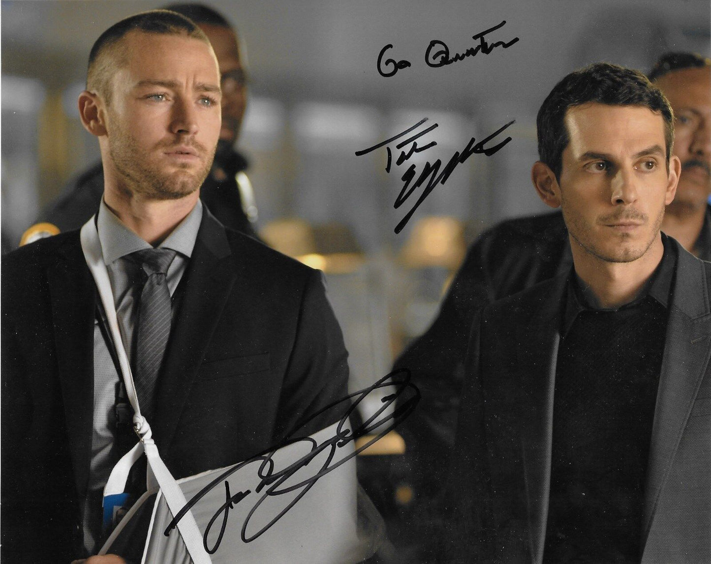 Les acteurs Jake Mclaughlin et Tate Ellington ont signé des autographes sur Quantico 8x10