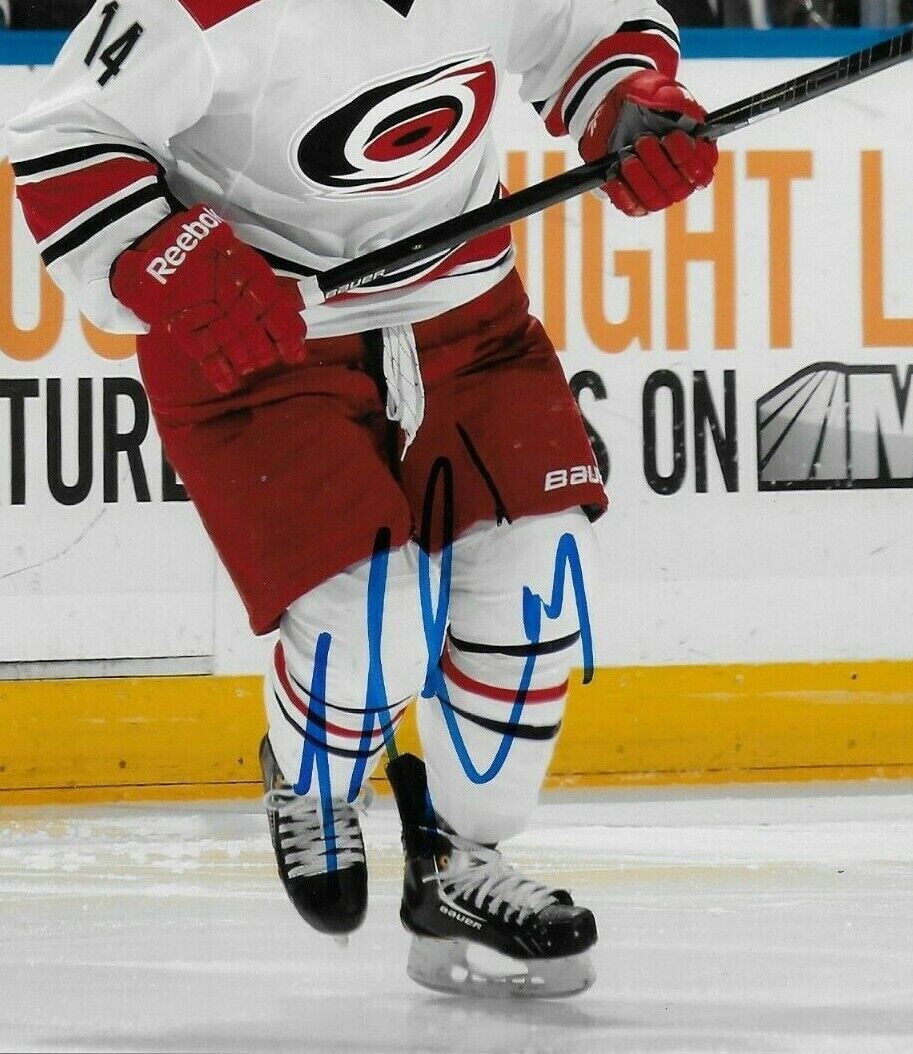 Photo originale autographiée de Nathan Gerbe des Hurricanes de la Caroline 8x10