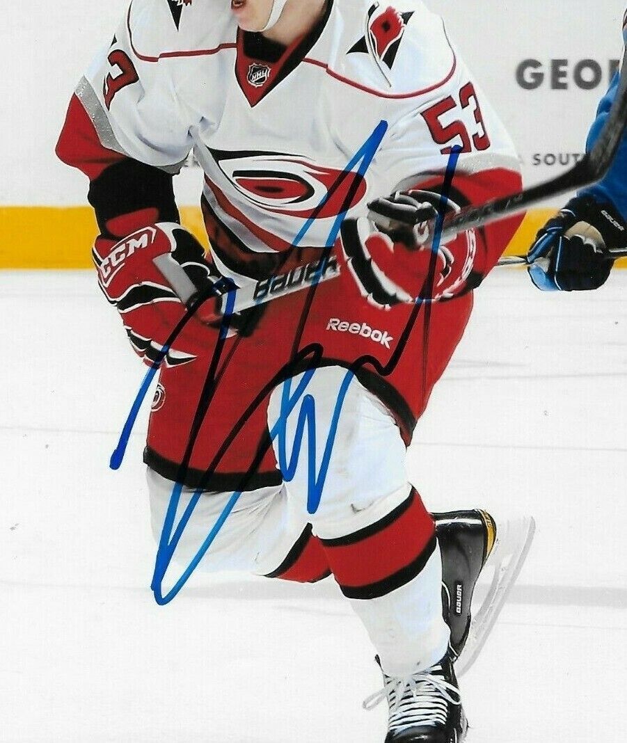 Photo originale autographiée de Jeff Skinner des Hurricanes de la Caroline 8x10