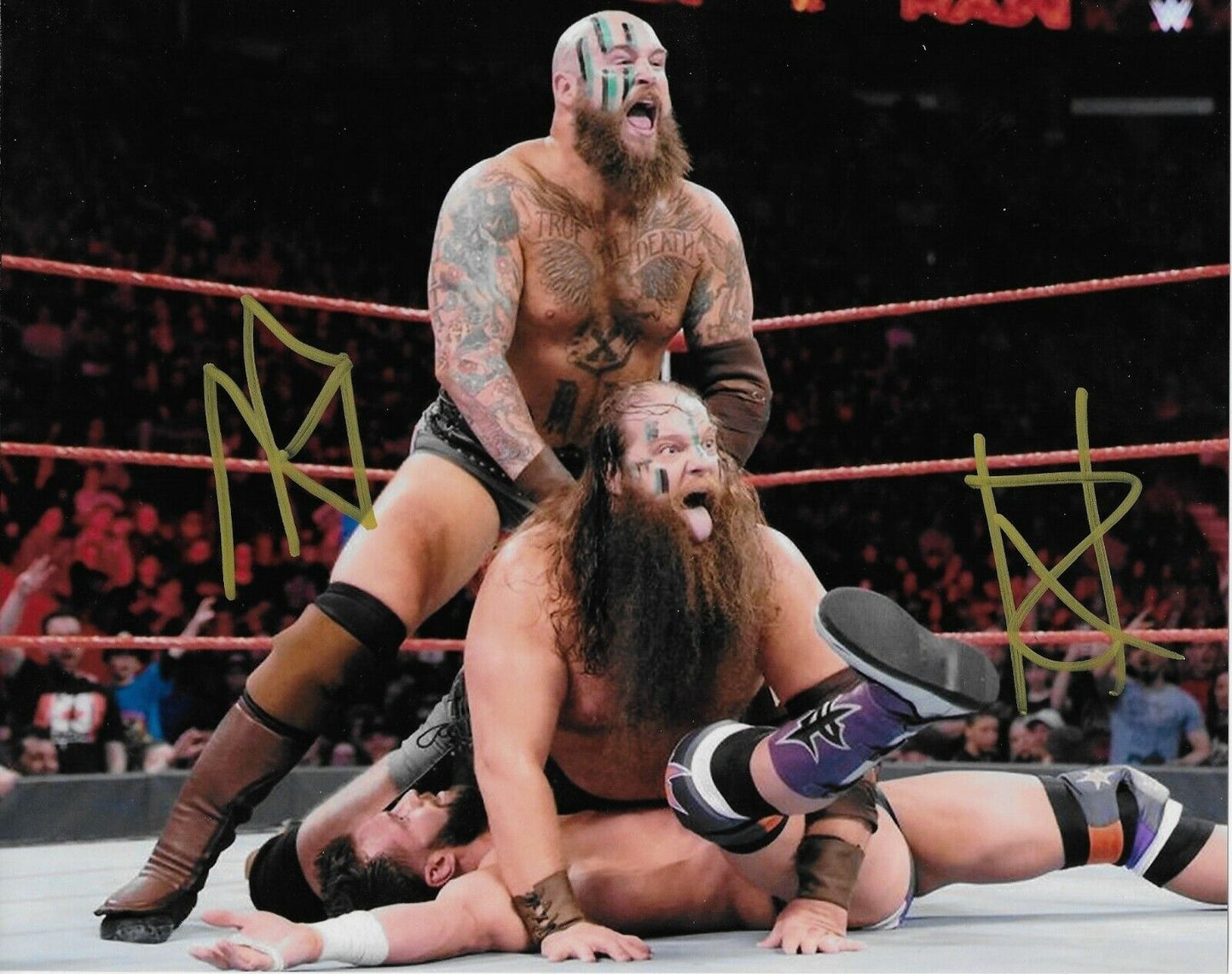 Photo originale autographiée de la WWE 8x10 signée par Erik et Ivar des Vikings Raiders