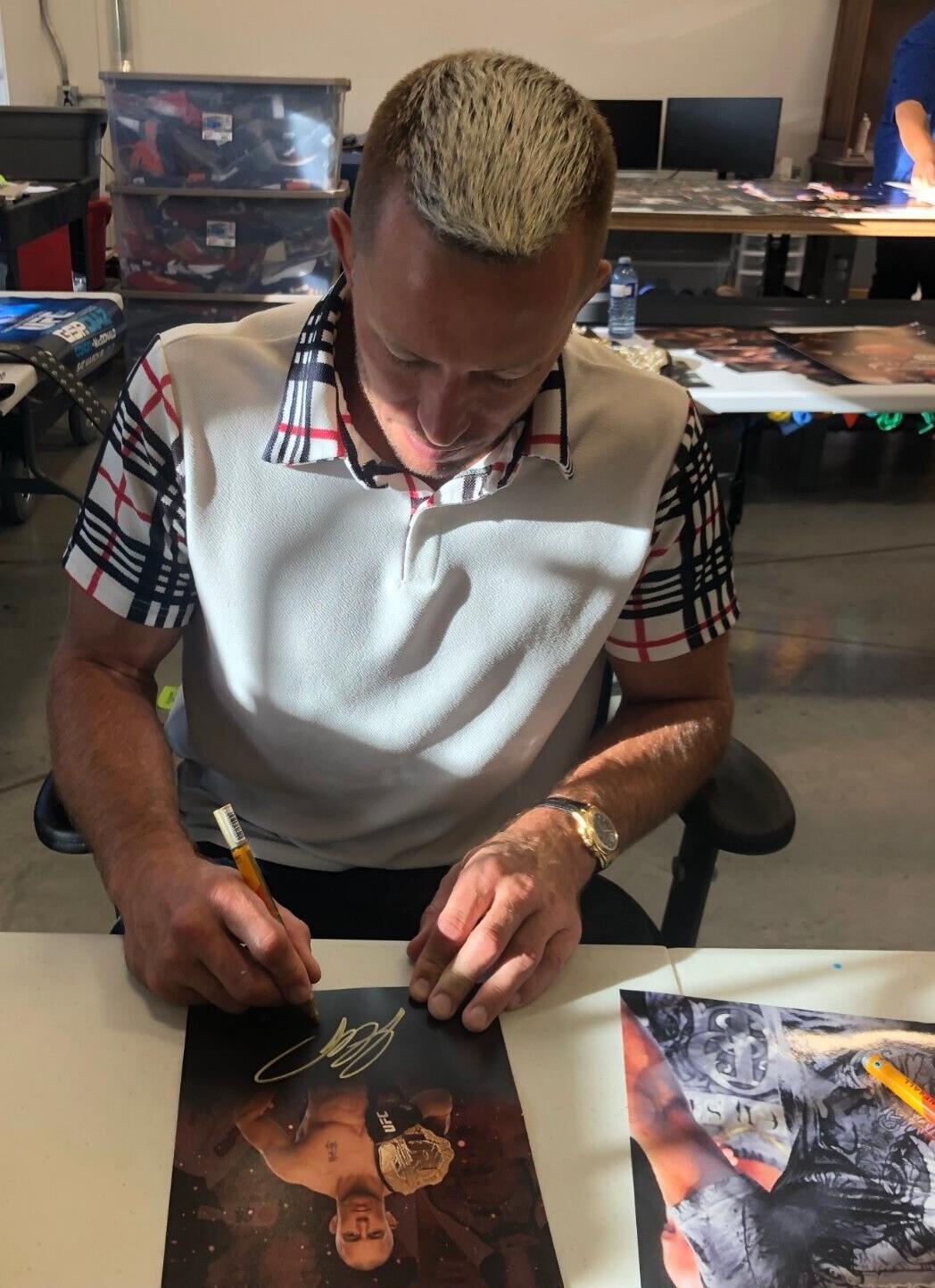 Photo 8x10 autographiée du membre du Temple de la renommée de l'UFC Georges St Pierre #3 Original avec JSA