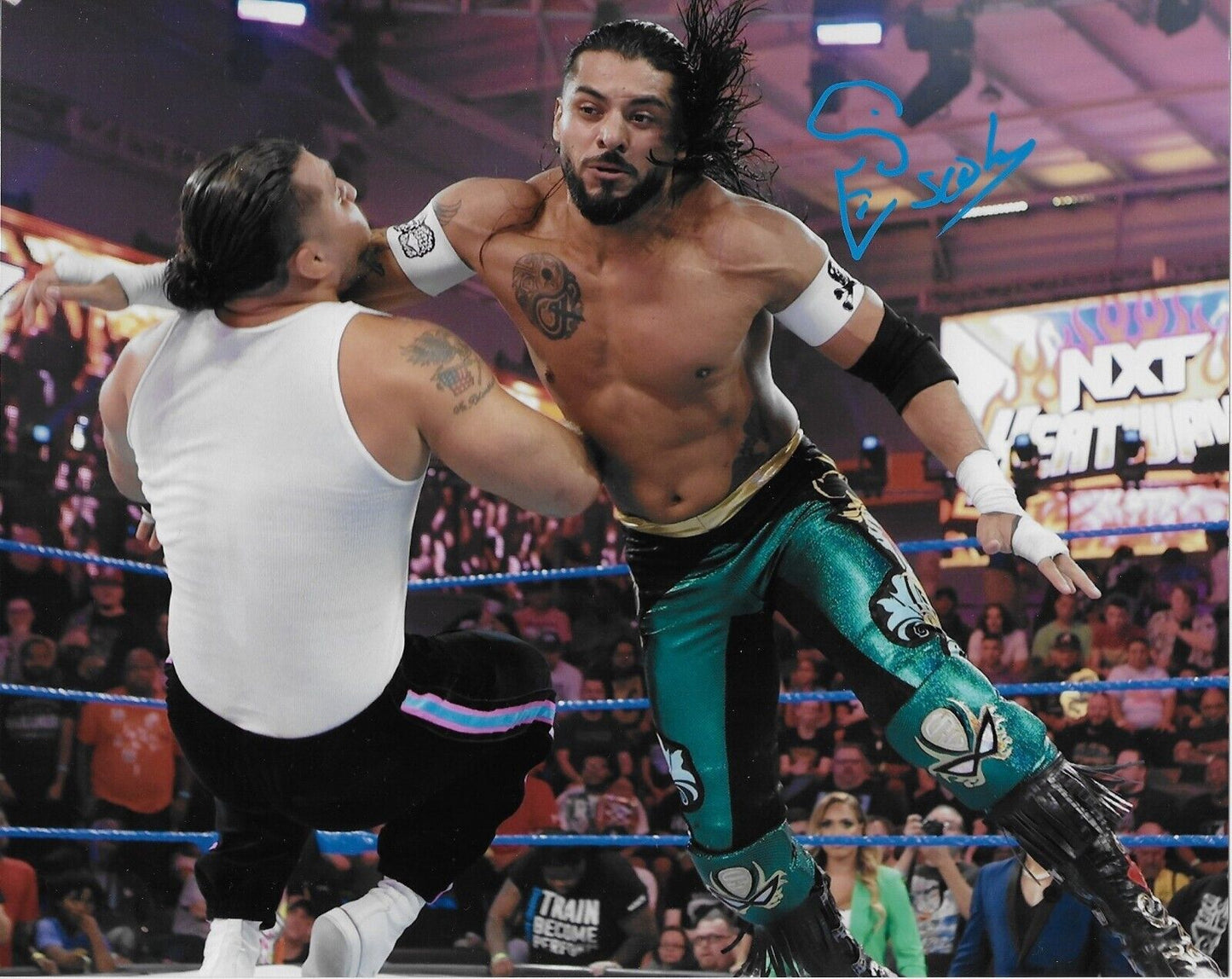 Photo autographiée de catcheur Santos Escobar signée WWE Smack Down 8x10 #3