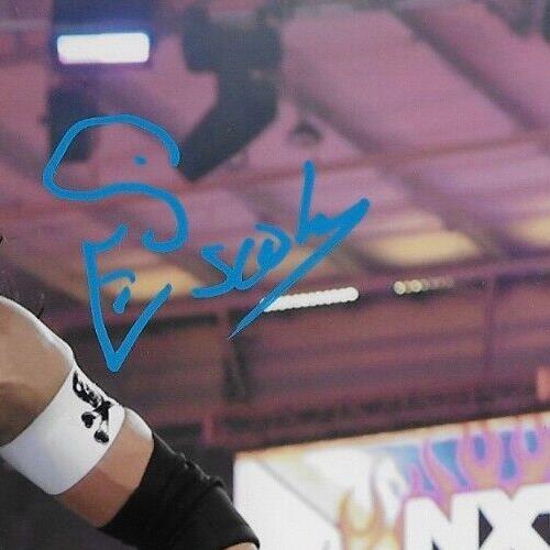 Photo autographiée de catcheur Santos Escobar signée WWE Smack Down 8x10 #3