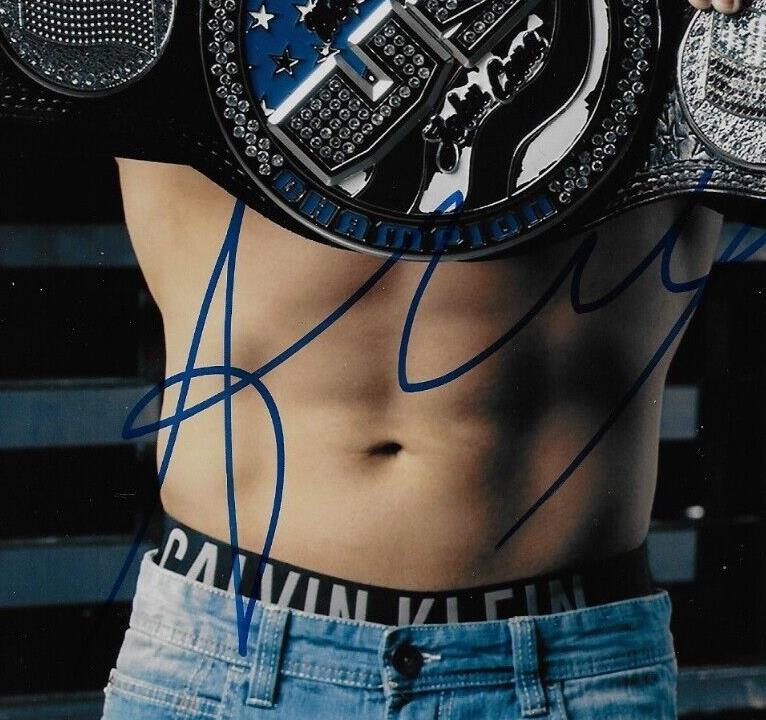 Photo autographiée de catch signée par Austin Theory WWE 8x10 avec authentification JSA