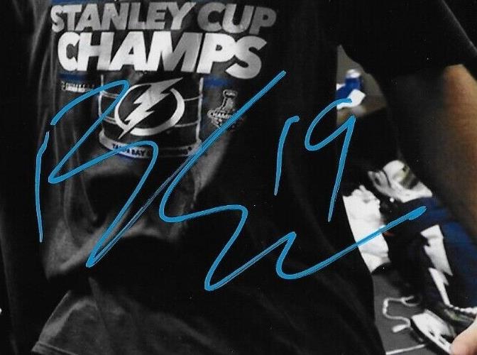 Photo originale autographiée de la Coupe Stanley 8x10 de Barclay Goodrow par le Lightning de Tampa Bay