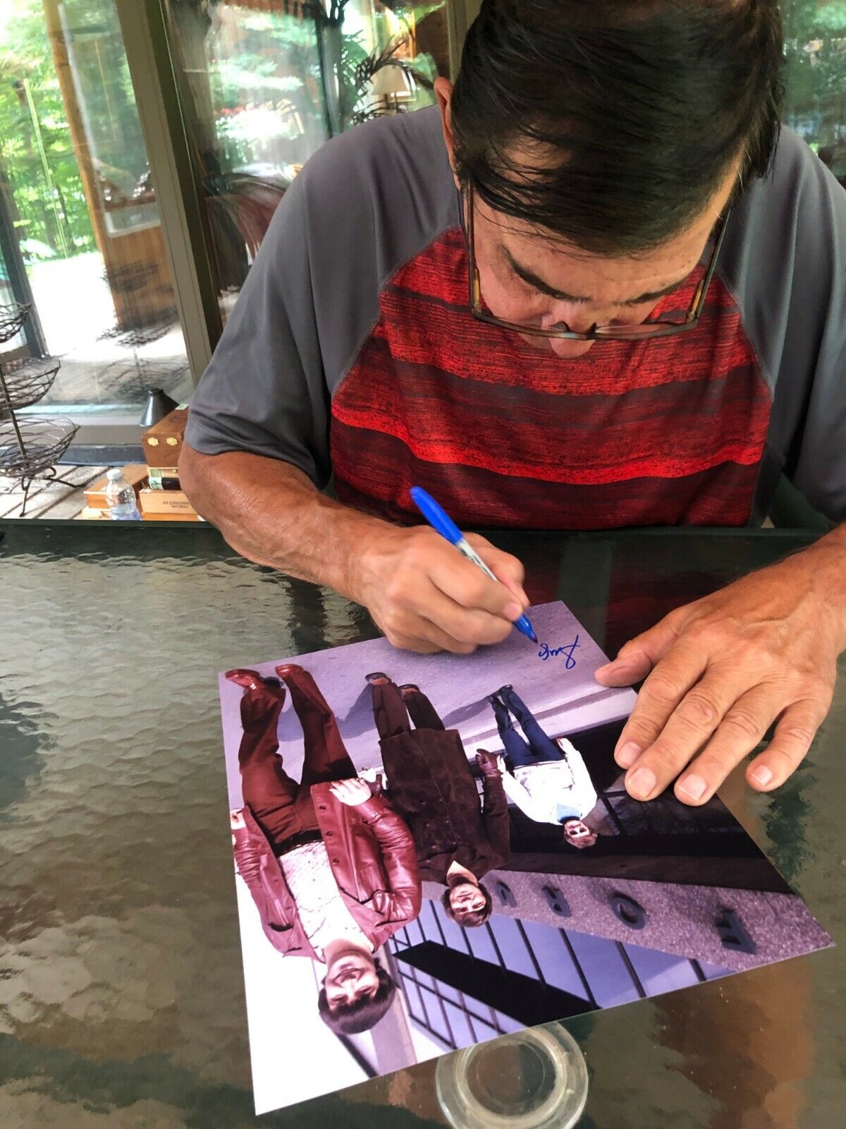 Rondelle autographiée par Serge Savard, membre du Temple de la renommée des Canadiens de Montréal, gravée sur 8 coupes