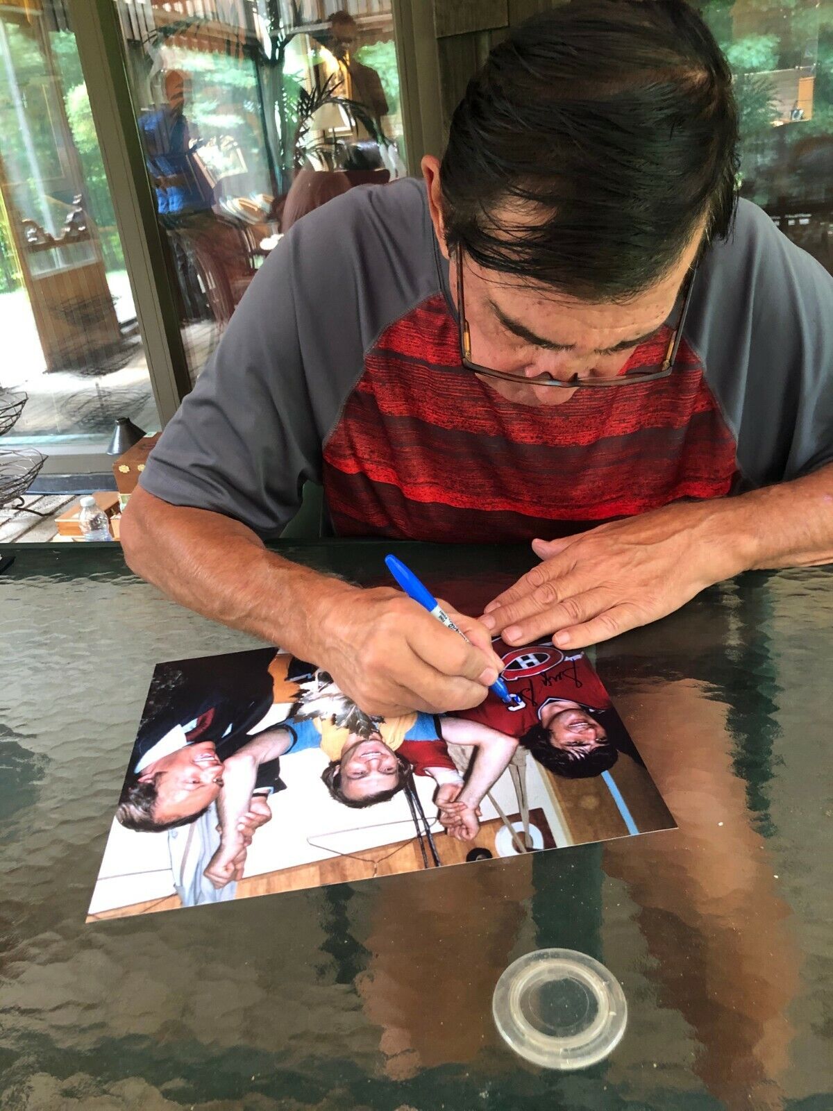 Rondelle autographiée par Serge Savard, membre du Temple de la renommée des Canadiens de Montréal, gravée sur 8 coupes