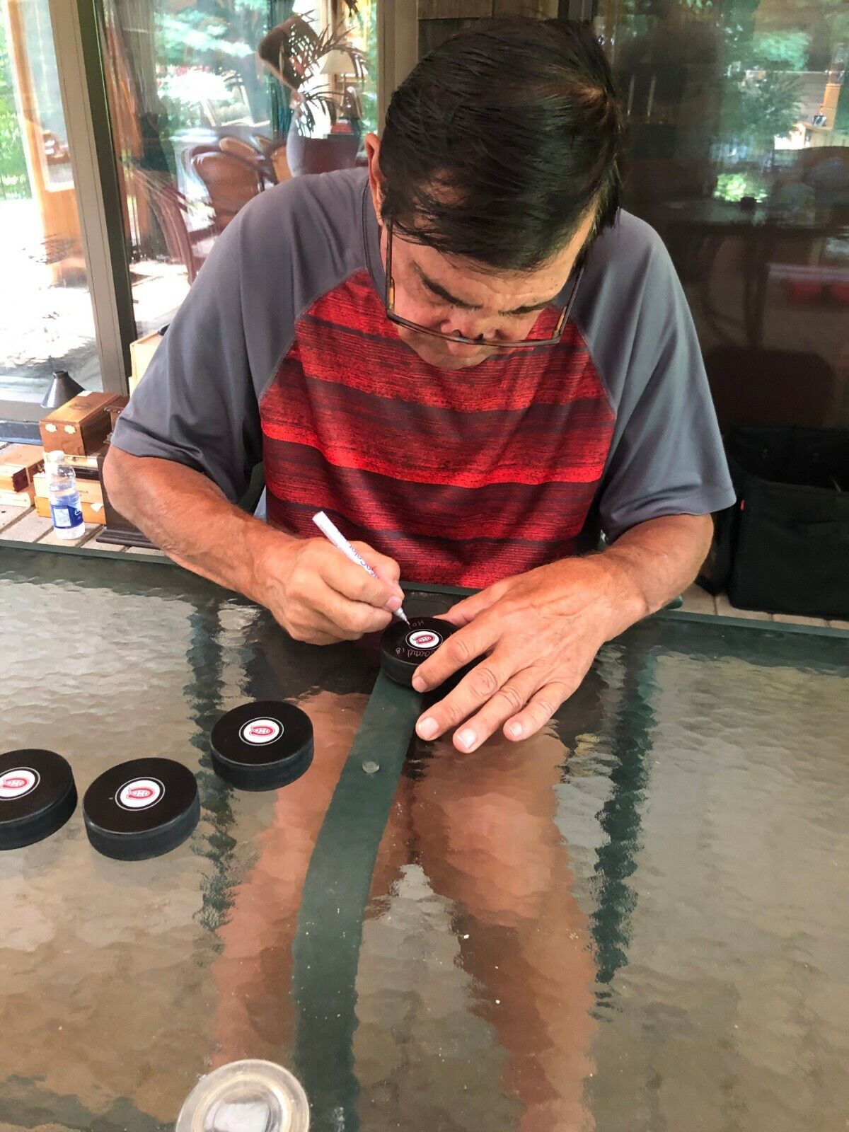 Rondelle autographiée par Serge Savard, membre du Temple de la renommée des Canadiens de Montréal, gravée sur 8 coupes