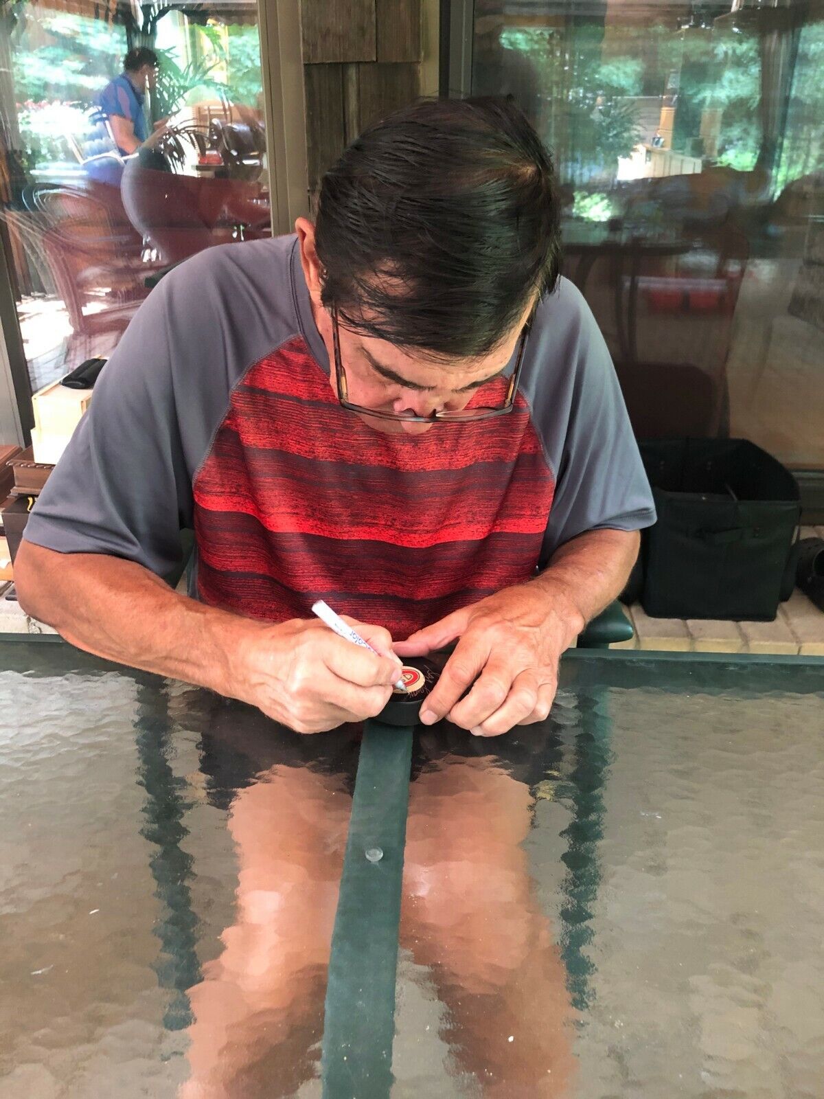 Rondelle autographiée par Serge Savard, membre du Temple de la renommée des Canadiens de Montréal, gravée sur 8 coupes