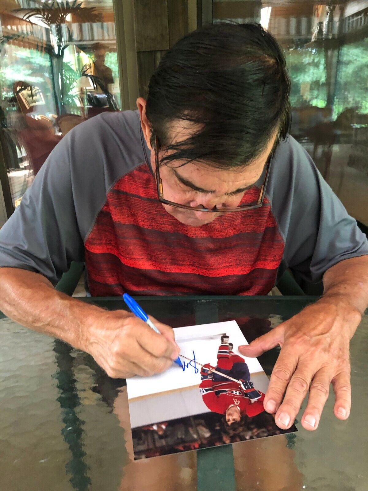 Rondelle autographiée par Serge Savard, membre du Temple de la renommée des Canadiens de Montréal, gravée sur 8 coupes