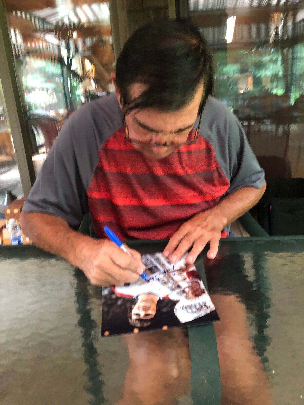Rondelle autographiée par Serge Savard, membre du Temple de la renommée des Canadiens de Montréal, gravée sur 8 coupes