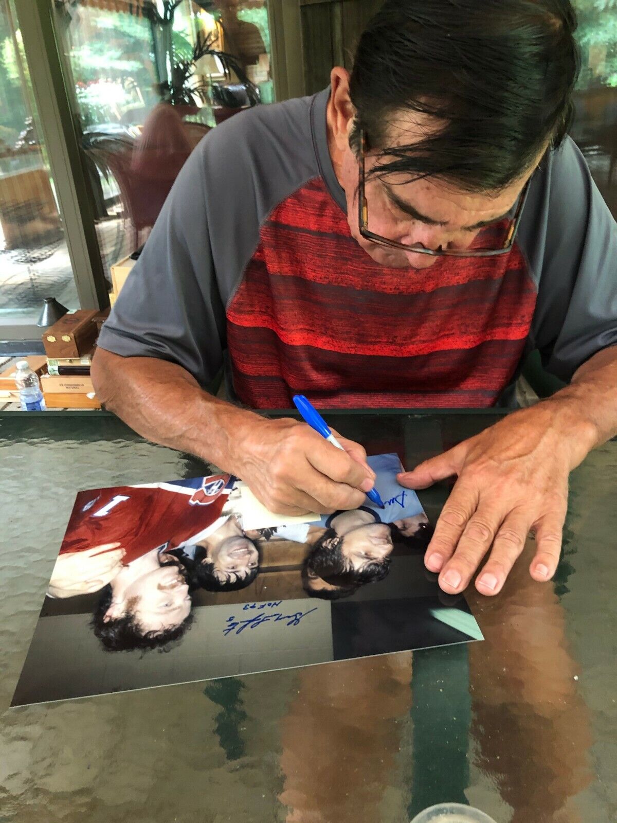 Rondelle autographiée par Serge Savard, membre du Temple de la renommée des Canadiens de Montréal, gravée sur 8 coupes