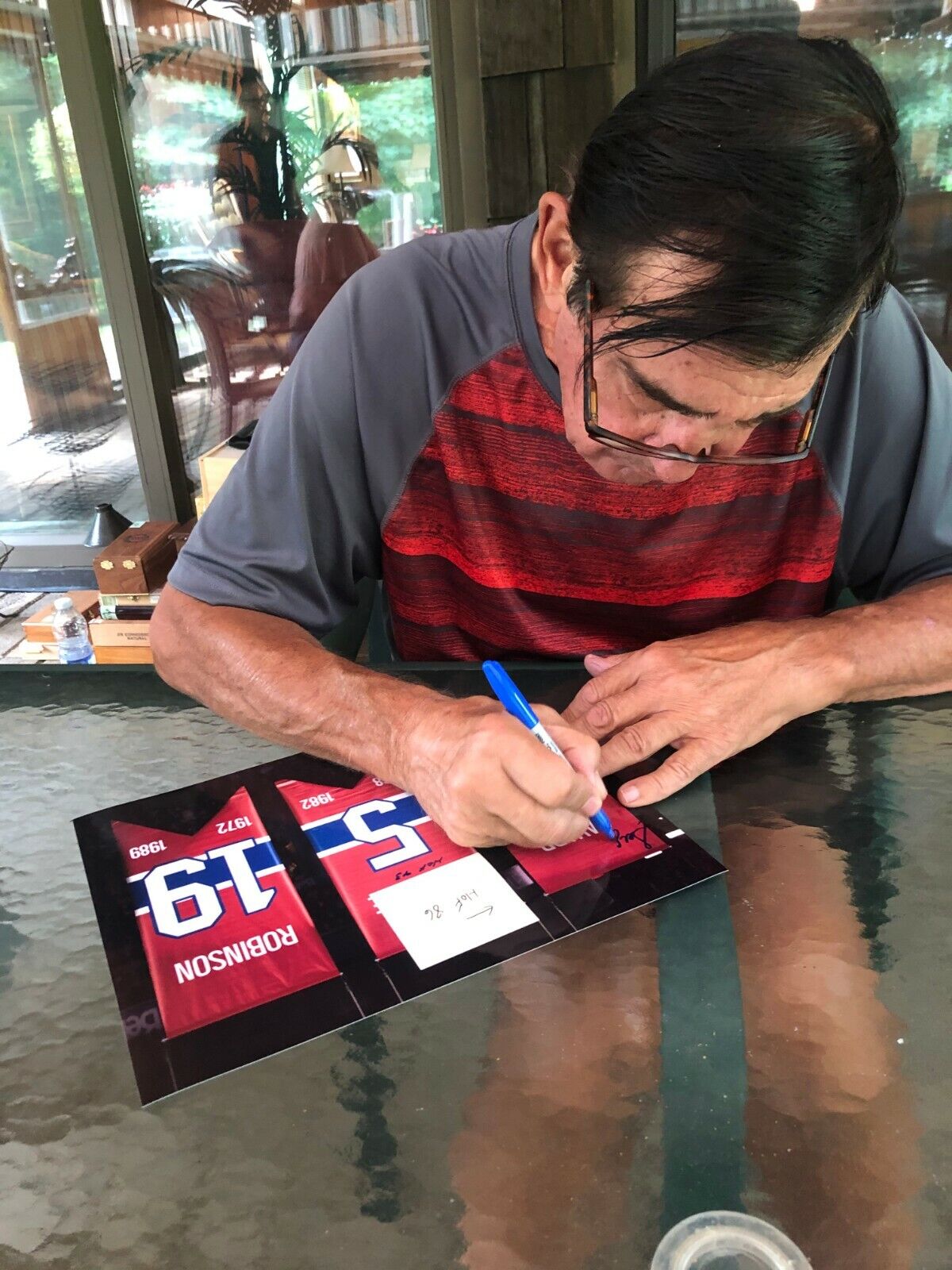 Rondelle autographiée par Serge Savard, membre du Temple de la renommée des Canadiens de Montréal, gravée sur 8 coupes