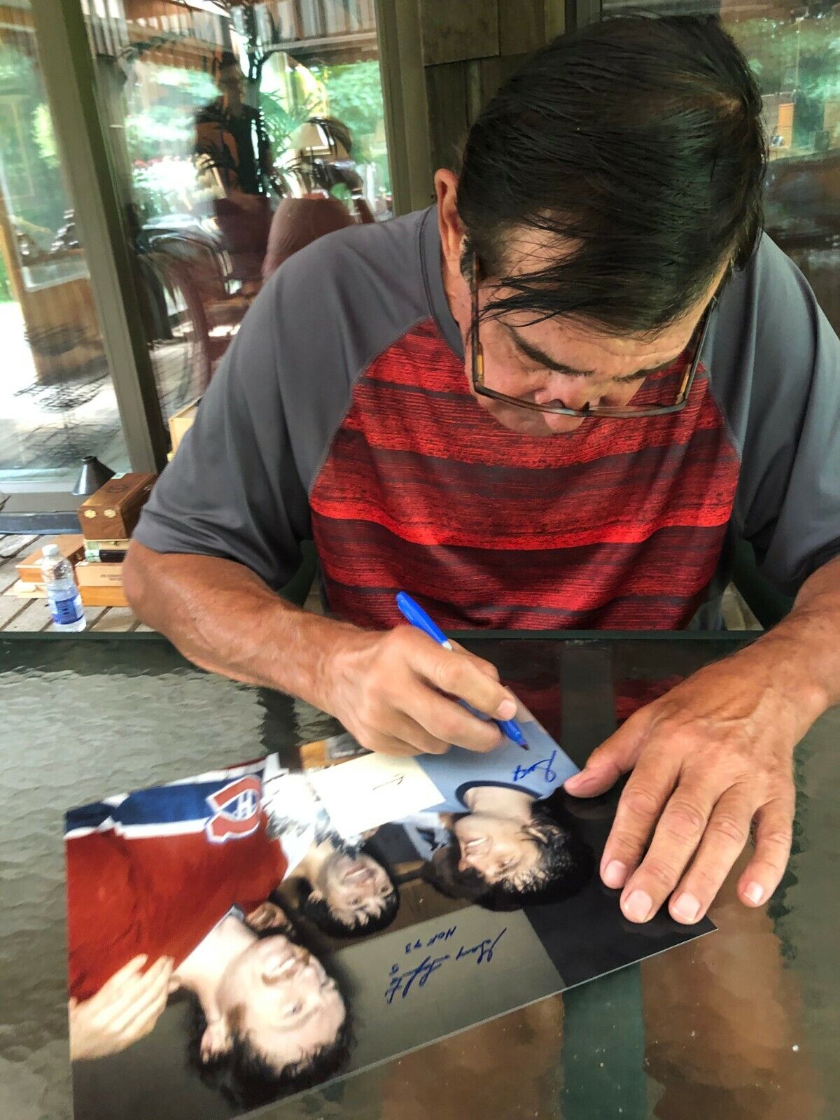 Rondelle autographiée par Serge Savard, membre du Temple de la renommée des Canadiens de Montréal, gravée sur 8 coupes