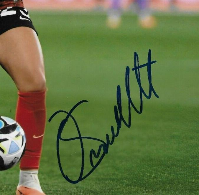Photo autographiée 8x10 de l'équipe canadienne de soccer féminin d'Olivia Smith n° 2 originale