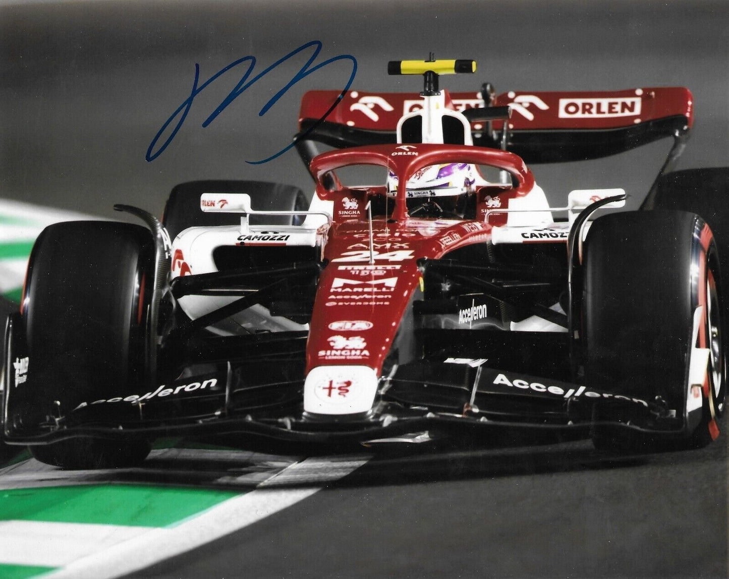 Photo autographiée 8x10 de Zhou Guanyu Formule 1 Alpha Romeo n°3 originale