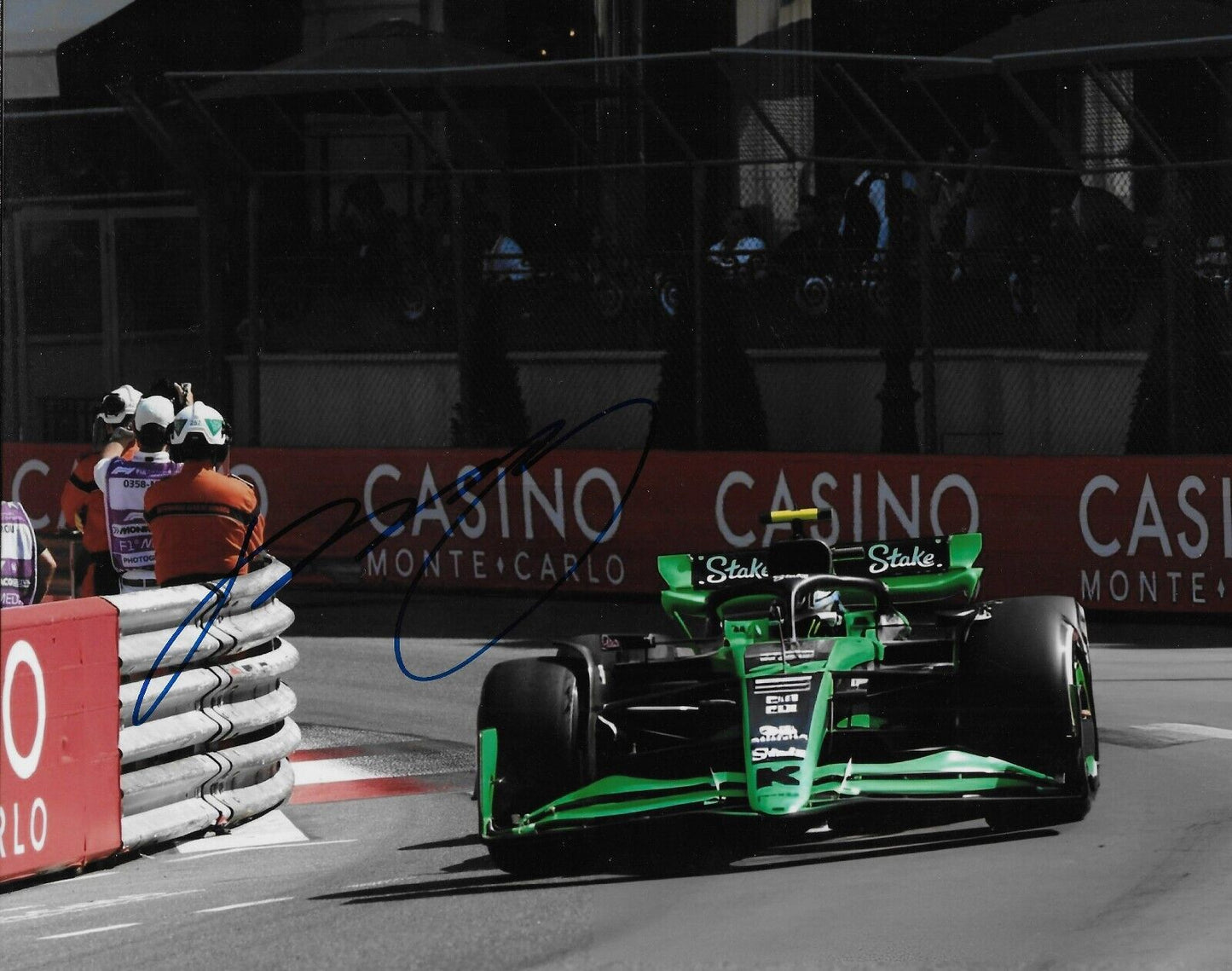 Photo originale signée Zhou Guanyu Formule 1 Kick Sauber Ferrari Racing 8x10 #6