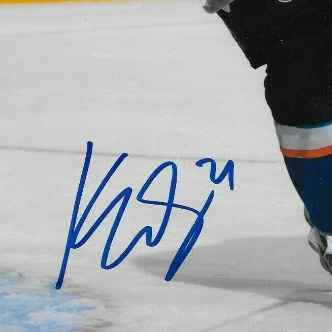 Photo autographiée 8x10 signée Kyle Okposo par les Islanders de New York #2