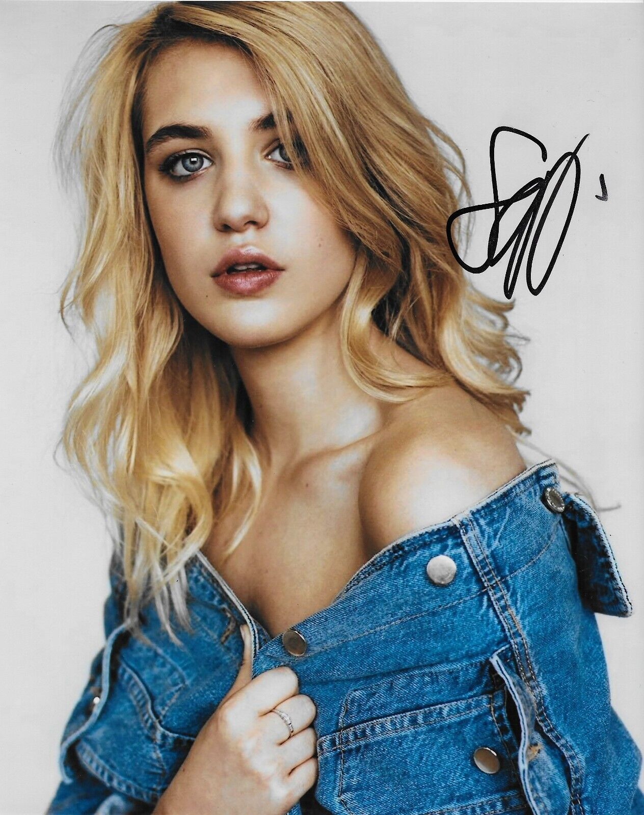 Signed Sophie Nelisse Yellowjackets Autographed 8x10 Photo #1 Original