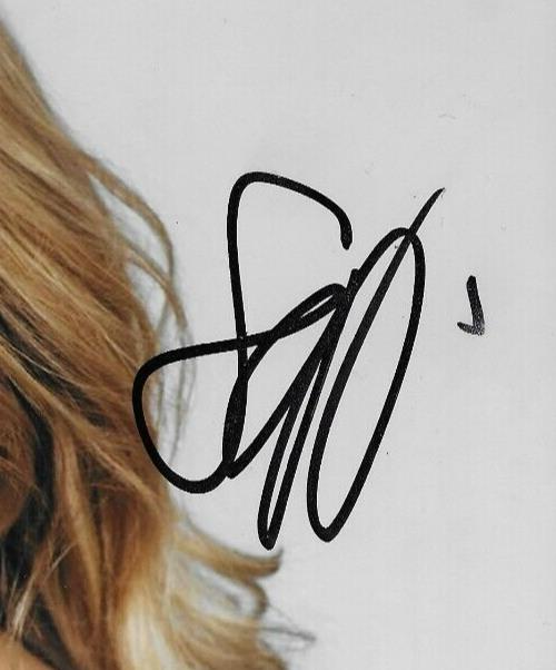 Signed Sophie Nelisse Yellowjackets Autographed 8x10 Photo #1 Original