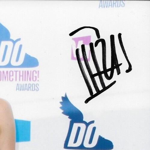 Signed Iliza Shlesinger Last Comic Standing Autographed 8x10 Photo #1 Original