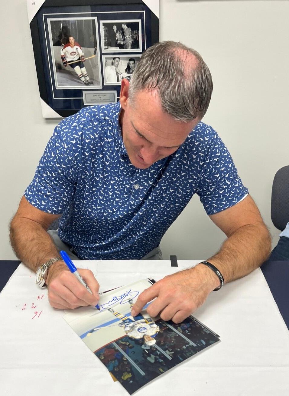 Maillot numéro 7 des Sabres de Buffalo signé Pierre Turgeon avec inscription HOF 23 et JSA
