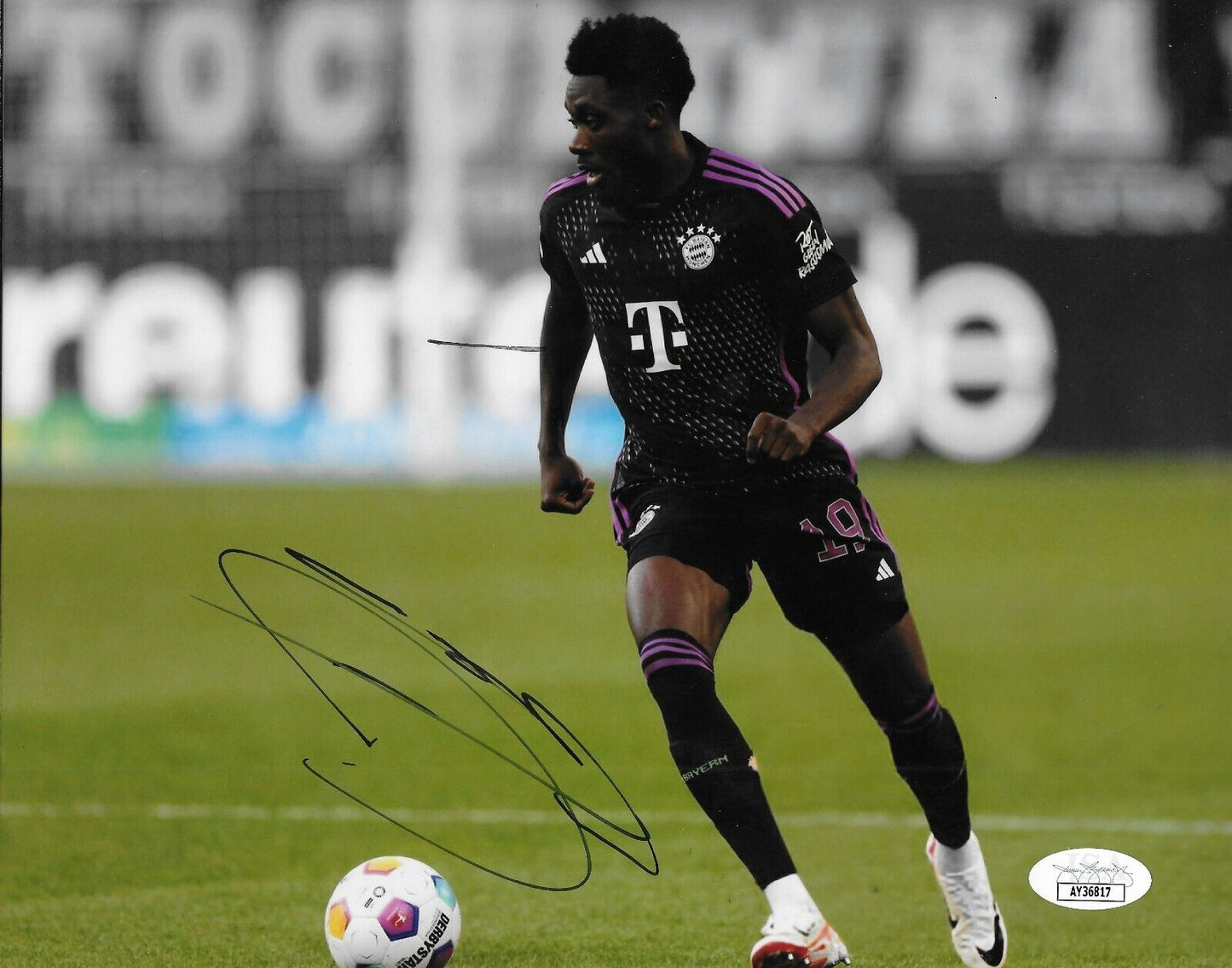 Signed Alphonso Davies FC Bayern Munich Soccer 8x10 Photo #1 JSA Authentication