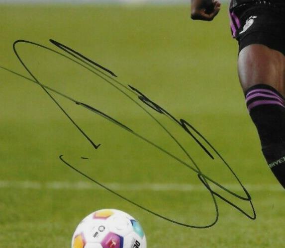 Signed Alphonso Davies FC Bayern Munich Soccer 8x10 Photo #1 JSA Authentication