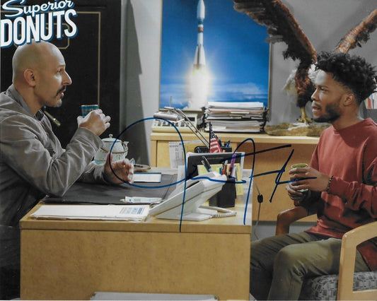 Photo autographiée de Superior Donuts 8x10 signée par Jermaine Fowler