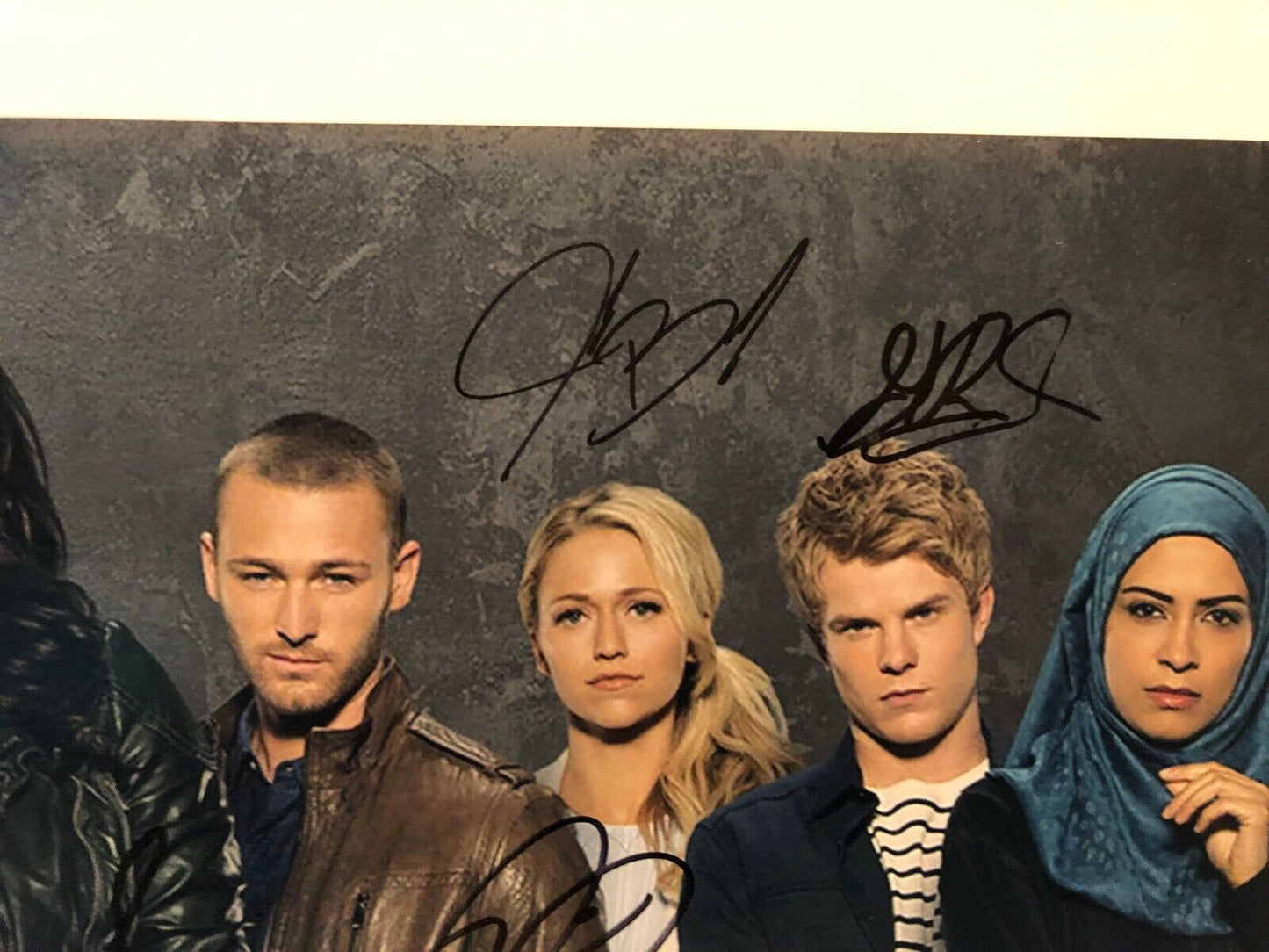Autographed Quantico signed Cast 11x14 JSA  Priyanka Chopra Johanna Braddy