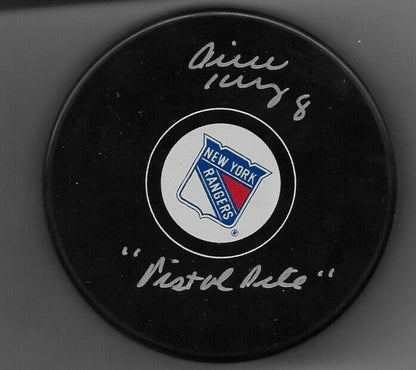Pistolet Pete Puck original autographié par Pierre Jarry des Rangers de New York