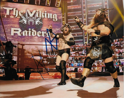 Autographié Wrestling Viking Raiders Erik &amp; Ivar Signé WWE 8x10 Ph. #4 Original