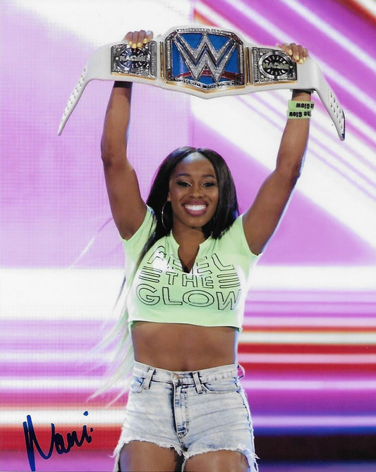 Photo originale autographiée de la lutteuse Naomi signée WWE 8x10